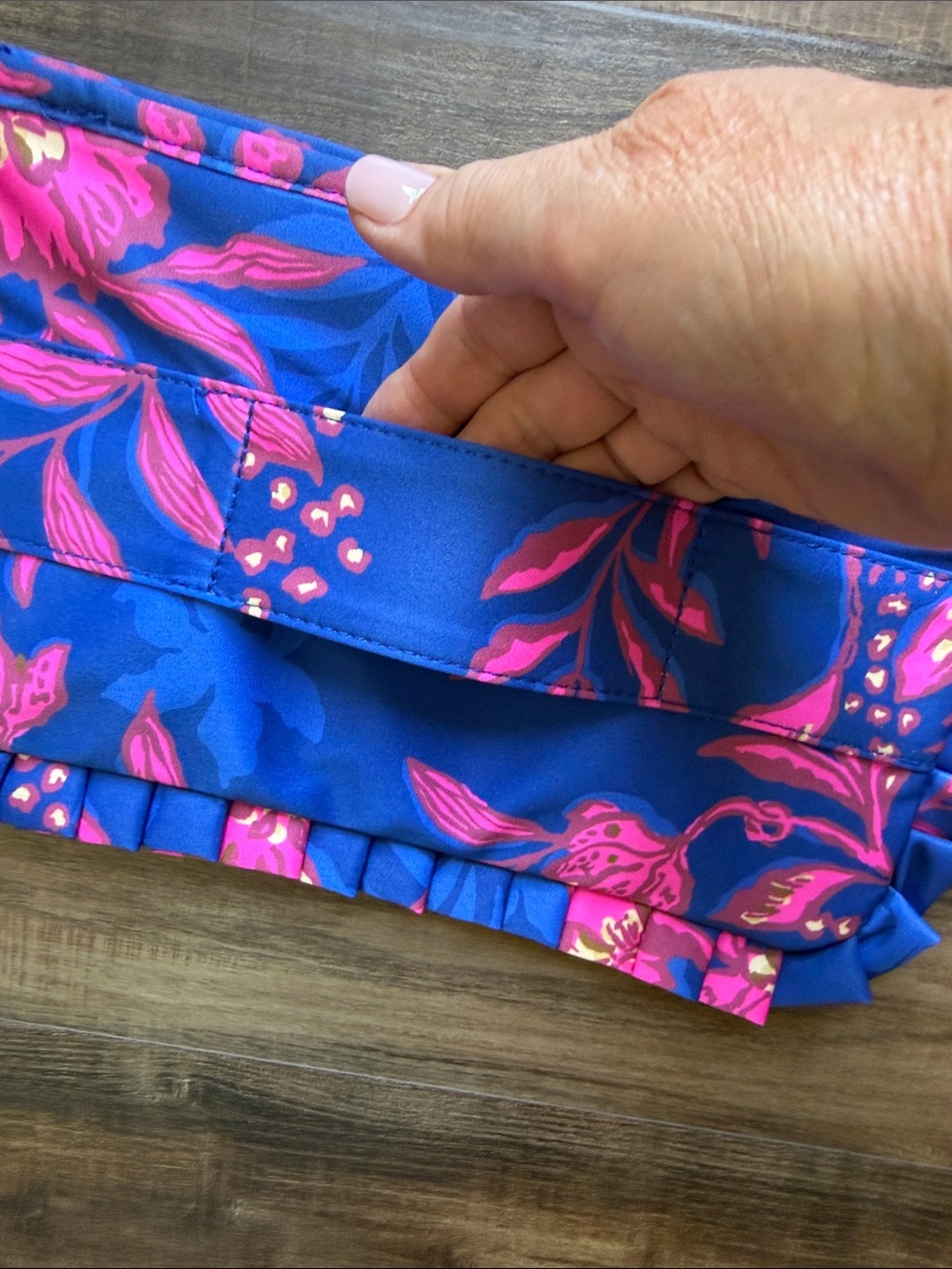 New Lilly Pulitzer Floral Ruffle Zip Clutch w/ Gold Signature Medallion - Picture 3 of 5